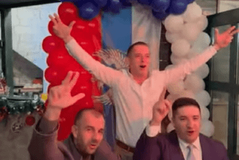 (VIDEO) Funkcioner Glavnog grada pohvalio se kako pjeva četničku pjesmu