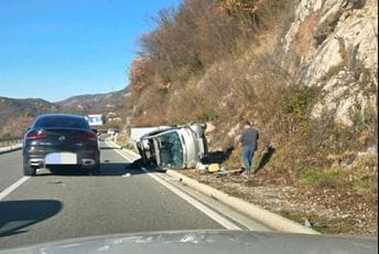Nezgoda na putu Budva - Cetinje: Prevrnulo se vozilo