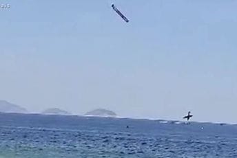 (VIDEO) Brazil: Reklamni avion se srušio u more kod Kopakabane, poginuo pilot