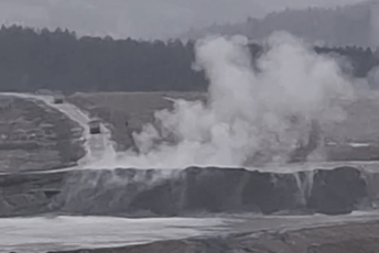 (VIDEO) Pljevlja: Prevoz pepela i šljake u oblacima dima, danas novi građanski protest