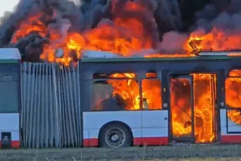 Varnica izazvala ogroman požar: U Albaniji izgorjelo osam autobusa