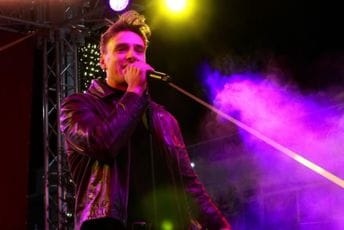 (FOTO/VIDEO) Adi Šoše oduševio publiku u Ulcinju: Pogledajte kakva je bila sinoćnja atmosfera