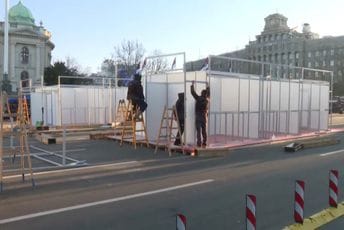 Uklonjeni šatori ispred Skupštine Srbije, postavljaju se štandovi za Novu godinu