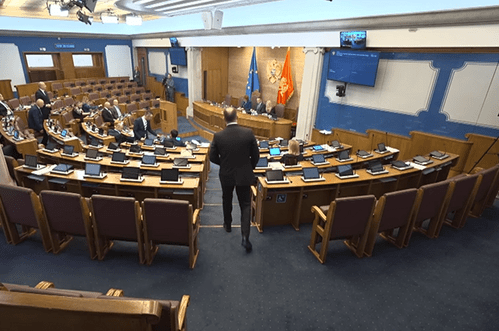 Eraković PES-u: Neću više da vas čujem da branite Petroviće; Čarapić: Ovaj zakon vodi ka pomirenju - ajmo oko toga da se okupimo