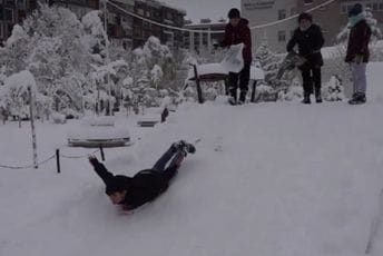 Zatvorene škole, blokirani putevi: U Turskoj palo pola metra snijega