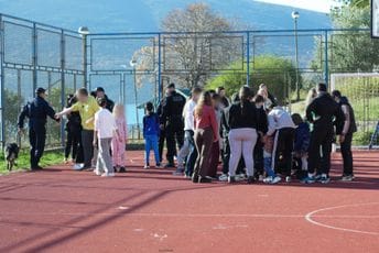 (FOTO) Službenici policije podijelili paketiće mališanima iz Dječijeg doma „Mladost“
