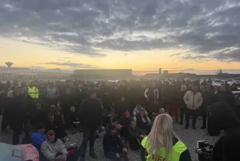 Policija upozorila Botunjane da napuste lokaciju - oni sjeli na zemlju, skandiraju "Ovo je Zeta"