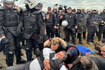 Drama u Botunu: Policija privodi demonstrante, među njima i Asanović