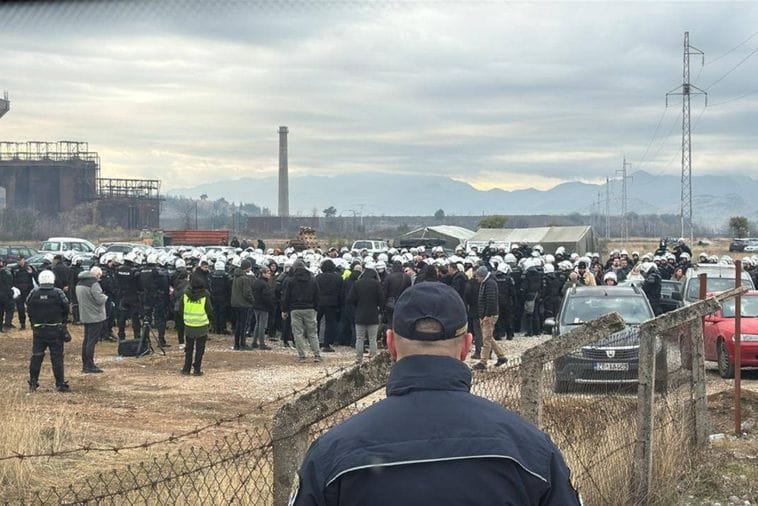 Opština Zeta: Postoji snimak na kojem se vidi da Nišavić probija ogradu, a komunalni policajac koristi biber sprej Opština Zeta: Postoji snimak na kojem se vidi da Nišavić probija ogradu, a komunalni policajac koristi biber sprej