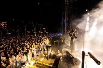 (FOTO/VIDEO) Aleksandra Prijović spektakularnim nastupom otvorila novogodišnji happening: Pogledajte kako je sinoć bilo u Baru