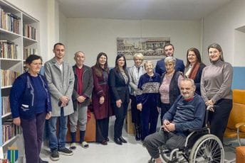 Opština Bar uručila poklone: Po 100 eura za 41 sugrađanina smještenih u domovima starih
