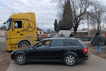 Blokade u Zeti: Putevi paralisani, gužve u Podgorici i Tuzima, putnici pješke idu na aerodrom (FOTO / VIDEO)