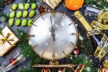 Neobični novogodišnji rituali širom svijeta: Skok u novu godinu, prazan kofer za putovanja, slomljeni tanjiri za sreću... Neobični novogodišnji rituali širom svijeta: Skok u novu godinu, prazan kofer za putovanja, slomljeni tanjiri za sreću...