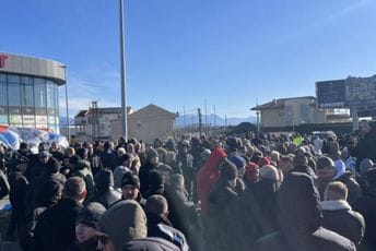 (VIDEO) Građani krenuli u „marš na Botun“; Asanović: Saznaće Spajić ko su Zećani