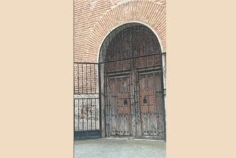 Sveštenik pokušao da proda vrata crkve u kojoj služi: Javnost burno reagovala