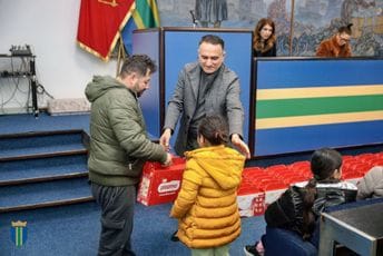 Opština Bar novogodišnjim paketima obradovala djecu romske i egipćanske populacije