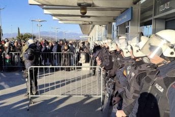 Spajić i Milatović ušli u avion za Beč, Knežević pozvao građane da se raziđu