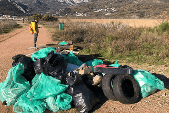 Ekolozi čistili obalu Buljarice: Bilo je svega - od stolica, preko reklama, do nezaobilaznih guma