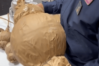 Sicilija: Za doček sa rodbinom i komšijama pripremili - "mega petardu" tešku 11,5 kila