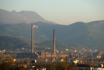 Jeziva novogodišnja uvertira u Albaniji: Pijani mladić sa kalašnjikovom sijao strah po gradu, lomio stakla i prijetio ljudima