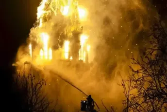 Drama u novogodišnjoj noći: Izgorjela istorijska crkva u Amsterdamu, stanovnici evakuisani zbog urušavanja tornja