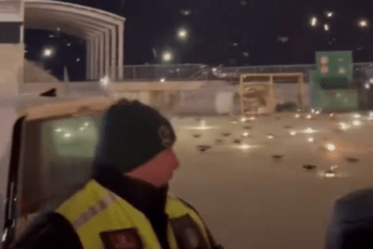 Pogledajte kako su u Budvi dronovi popadali u more (VIDEO)