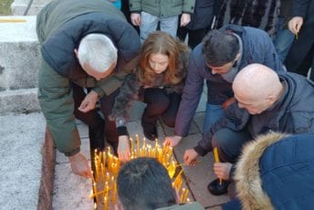 (VIDEO) Cetinje: Građani odali počast žrtvama masakra, u tišili zapalili svijeće kod spomenika Lovćenska vila