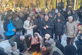 (VIDEO) Cetinje: Građani odali počast žrtvama masakra, u tišini zapalili svijeće kod spomenika Lovćenska vila