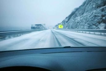 Vozite oprezno: Mokri kolovozi, smanjena vidljivost, mjestimično poledica