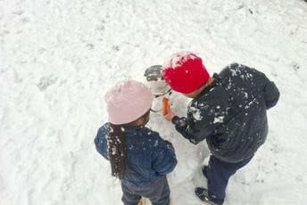 Snijeg obradovao podgoričke mališane: Napravili Sneška Bijelića