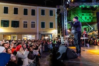 Herceg Novi nastavio u prazničnom ritmu: Sjajnu atmosferu napravili Željko Samardžić i Vesna Zmijanac