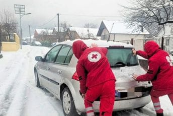 (FOTO) Snijeg napravio probleme u saobraćaju na Cetinju: Građanima u pomoć pritekli članovi Crvenog krsta
