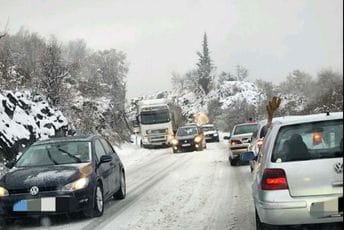 (FOTO) Zbog snijega kolaps u saobraćaju: Obustave na više putnih pravaca, formirale se kilometarske kolone