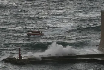 Dubrovnik: Muškarca talasi povukli u more, spasioci ne mogu do tijela