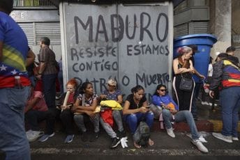 (FOTO) Venecuela: Madurove pristalice protestvovale u Karakasu