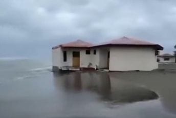 (VIDEO) Voda ugrožava kućice na Adi Bojani