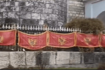 Oštetilo ih nevrijeme: Zamijenjene zastave ispred Cetinjskog manastira (VIDEO)