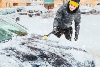 Evo kako bezbjedno da uklonite led i snijeg sa automobila