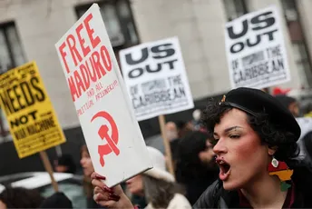 Ispred sudnice u kojoj je saslušan Maduro okupile se dvije grupe demonstranata: Jedni tvrde da je Trump kralj, drugi da žele slobodu