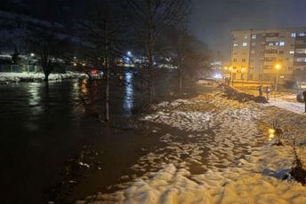 Alarmantno stanje u BiH: Rijeke se izlile iz korita, voda došla do kuća