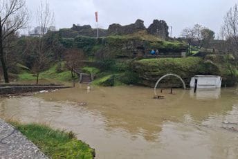 (VIDEO/ FOTO) Pogledajte kako je na Sastavcima: Preko mosta se ne može, poplavljena je i okolina