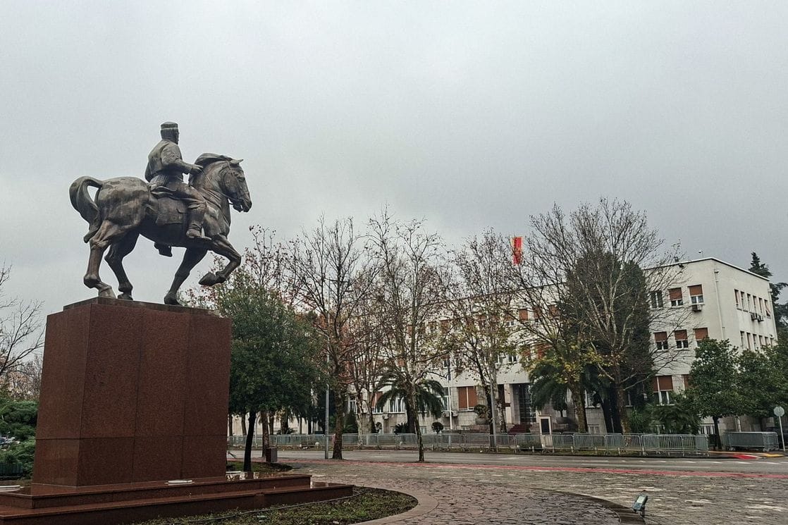 Građani mjesecima čekaju odluke nadležnih: U Skupštini sjutra o Gutićevom saslušanju