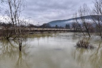 Zeta bi mogla zatvoriti most u Danilovgradu, voda prelila put ka Pažićima