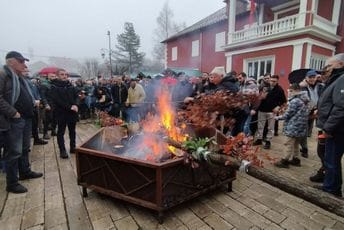 U tišini naloženi badnjaci na Dvorskom trgu dok je iz Cetinjskog manastira odjekivala muzika