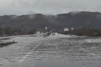 Pogledajte kako je na putu Podgorica - Danilovgrad: Voda preplavila saobraćajne trake (VIDEO)
