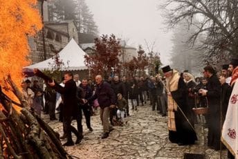 Joanikije na Cetinju: Osveštao badnjake, pominjao političare, posebno pozdravio Mandića