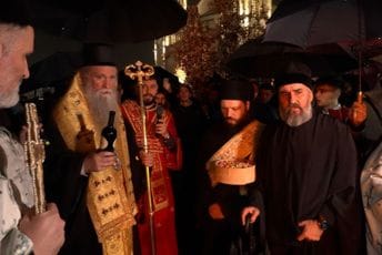 Nalagali badnjake ispred hrama u Podgorici; Joanikije: Vjernici, čudesno kako ste došli po ovakvom nevremenu