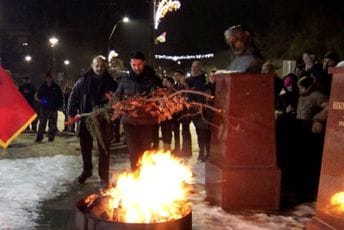 Poslali poruke ljubavi i privrženosti Crnoj Gori: Dijaspora naložila badnjake u Lovćencu (FOTO)