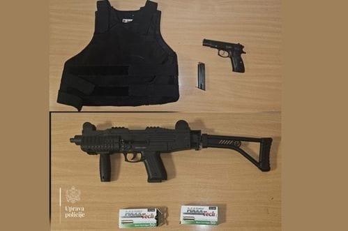 Nikšić: Uhapšena dva operativno interesantna lica, oduzeti pancir, pištolj i automatski startni pištolj