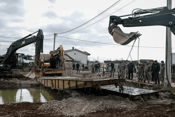 (FOTO/VIDEO) Vojska postavila privremeni most preko kanala na Marezi